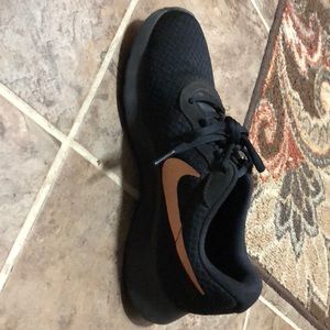 Nike women’s tennis shoes Size 8.5 Black/rose gold